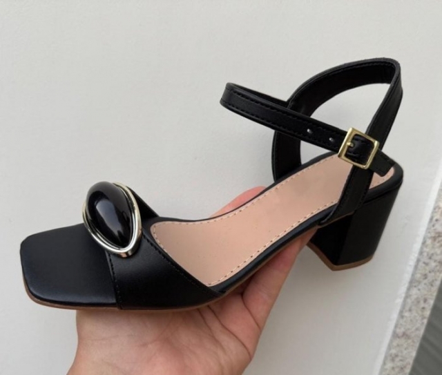 SANDÃLIA PRETA / SALTO BLOCO / ENFEITE