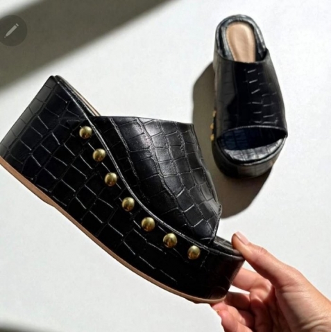 TAMANCO CROCO PRETO ANABELA / APLICAÃ?Ã?O TACHINHAS