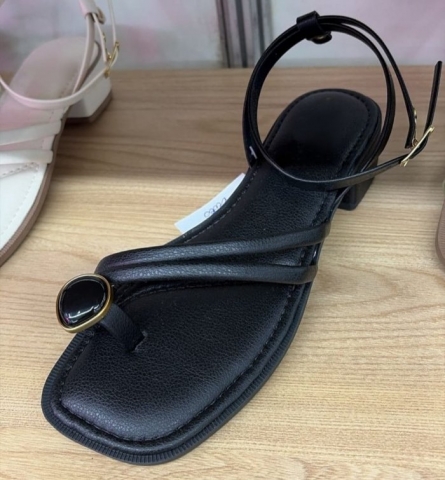 SANDÃLIA PRETA / ENFEITE DEDÃ?O / LINHA CONFORT / SALTINHO