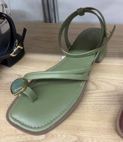 SANDÃLIA VERDE / ENFEITE NO DEDÃ?O / SALTINHO / LINHA CONFORT