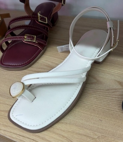 SANDÃLIA BRANCA / ENFEITE DEDÃ?O / LINHA CONFORT / SALTINHO