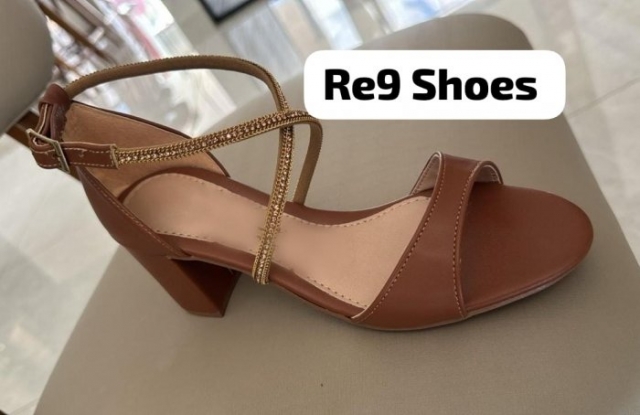 SANDÃLIA CARAMELO / STRASS CRUZADO / SALTO BLOCO