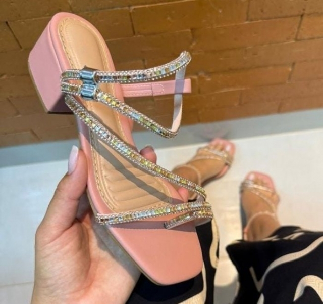 SANDÃLIA ROSÃ? / STRASS / AJUSTE LATERAL