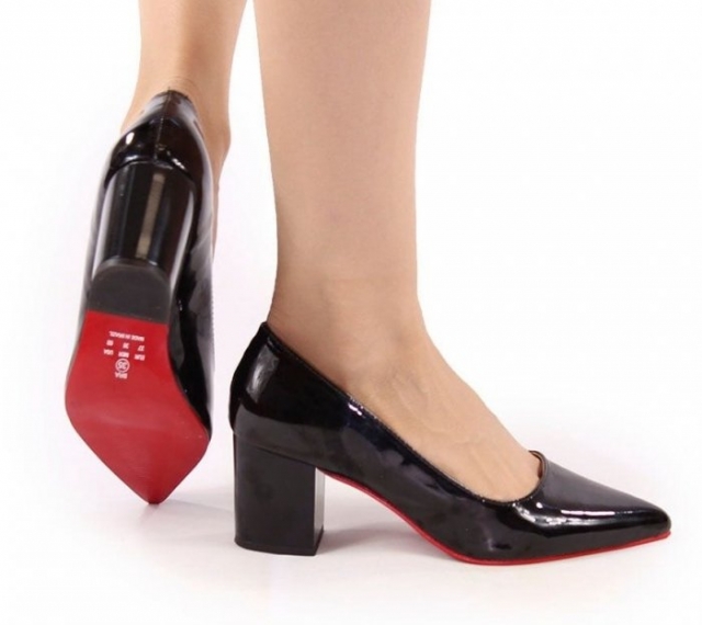 SCARPIN VERNIZ PRETO / SALTO QUADRADO / SOLA VERMELHA