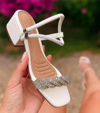 SANDÃLIA BRANCA / TRANÃ?A STRASS / AJUSTE LATERAL