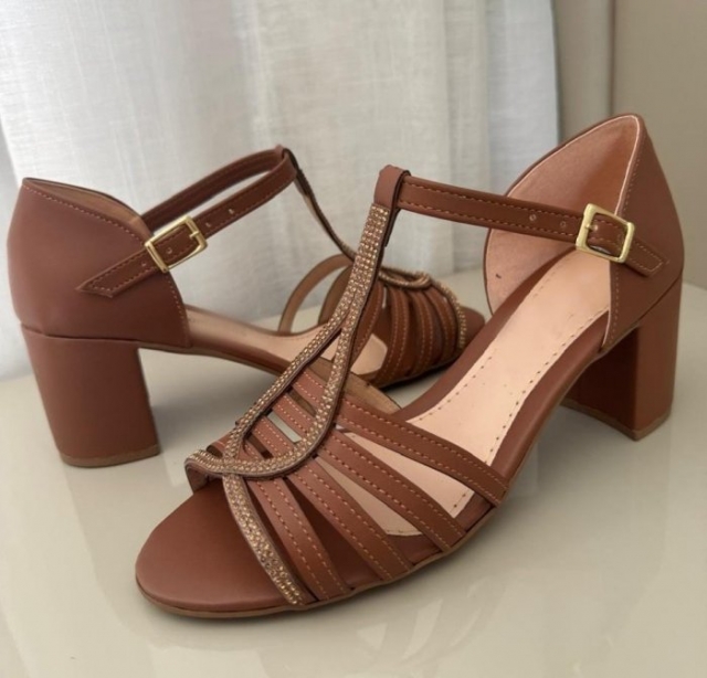 SANDÃLIA CARAMELO / LASER / STRASS