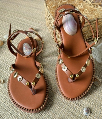 SANDÃLIA FLAT DEDO CARAMELO / ENFEITE DOURADO