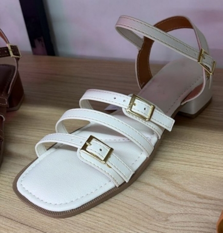 SANDÃLIA BRANCA / FIVELAS / SALTINHO