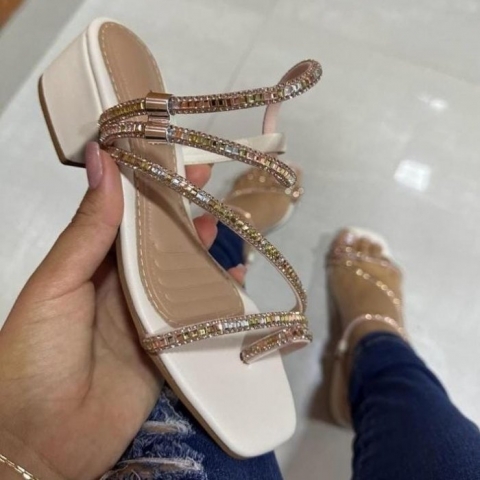 SANDÃLIA BRANCA / STRASS / AJUSTE LATERAL