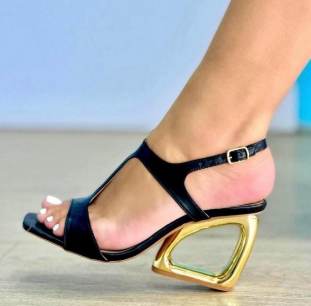 SANDÃLIA PRETA / SALTO VAZADO DOURADO