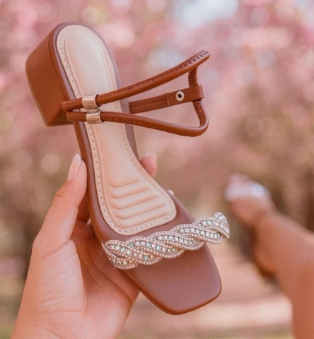 SANDÃLIA CARAMELO / TRANÃ?A STRASS / AJUSTE LATERAL