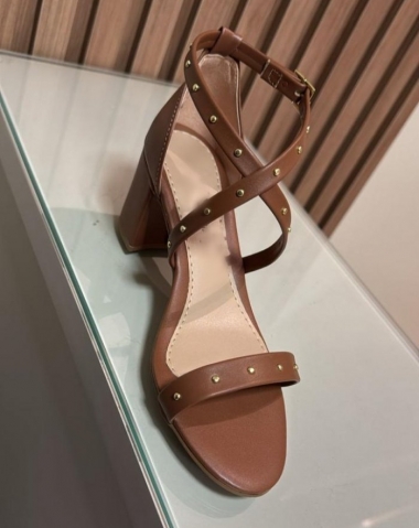 SANDÃLIA CARAMELO / TIRAS CRUZADAS / APLIQUE DOURADO