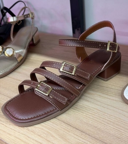 SANDÃLIA CAFÃ? / TIRAS COM FIVELA / LINHA CONFORT / SALTINHO