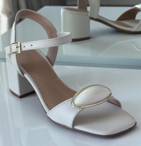 SANDÃLIA OFF WHITE / SALTO BLOCO / ENFEITE