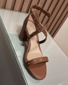 SANDÃLIA CARAMELO / TIRAS CRUZADAS / APLIQUE DOURADO