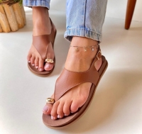 SANDÃLIA PAPETE CARAMELO / ENFEITE DOURADO DEDO