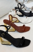 SANDÃLIA SALTO GEOMÃ?TRICO DOURADO