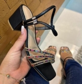 SANDÃLIA PRETA / STRASS COLORIDO / AJUSTE LATERAL