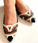 SAPATILHA PRETA / BICO COLORIDO