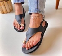 SANDÃLIA PAPETE PRETA / ENFEITE DOURADO DEDO