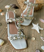 SANDÃLIA OFF WHITE / APLIQUE BOTÃ?ES DOURADOS