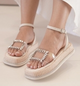 SANDÃLIA FLAT PLATAFORMA BRANCA / VINIL / PEDRARIA