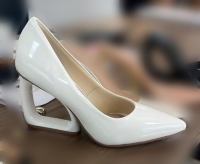 SCARPIN VERNIZ BRANCO / SALTO VAZADO D