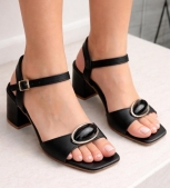 SANDÃLIA PRETA / SALTO BLOCO / ENFEITE